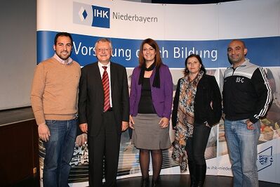 Ugur Sahin, Regierungspräsident Heinz Grunwald, Filiz Cetin, Marion C. Winter, Django Asül(Foto v. l. n. r.)