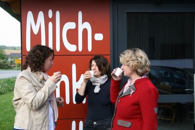 Natürlich musste die Riedl-Milch auch probiert werden: (v.l.) Ruth Müller, MdL, Sofie Riedl und Rita Hagl-Kehl, MdB