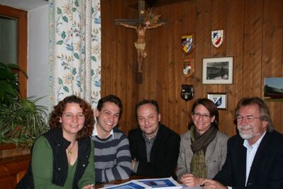 Unterbezirksvorsitzender Harald Unfried (Mitte) im Kreise der Kandidatinnen und Kandidaten der Landtags- und Bezirkstags