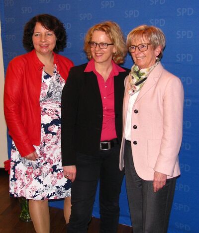 Spitzenkandidatin Natascha Kohnen mit den beiden niederbayerischen Listenführerinen Ruth Müller (l.) und Rita Röhrl (r.)