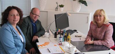 v.l. Ruth Müller MdL, SPD-Gemeinderat Hubertus Werner, 1. Bgm. Adlkofen Rosa-Maria Maurer