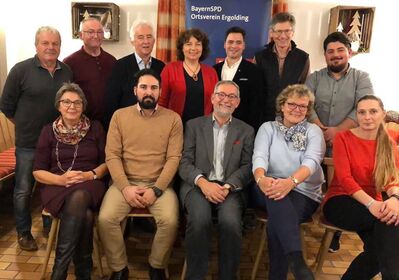 Die Ergoldinger SPD Gemeinderatskandidaten mit MdL Ruth Müller (Mitte hinten) und Bürgermeisterkandidat Joachim Czichon