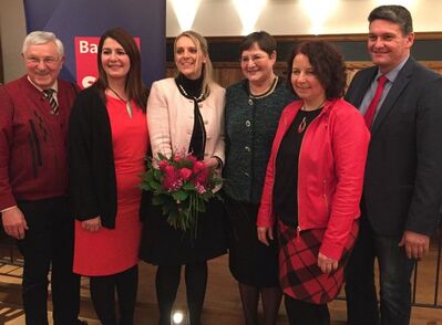 Patricia Steinberger (M.) mit Kreisräten Gerhard Babl, Filiz Cetin, Christel Engelhard, Ruth Müller, Bgm. Peter Forstner
