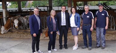 Minister Jörg Vogelsänger (3. v. l.) mit Ruth Müller, MdL (4. v. l.) und Bgm. Josef Kollmannsberger (l.) auf dem Hof