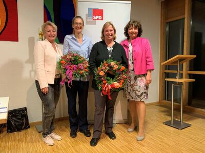 Sabine Gröger(l.), Dr. Nina Lubomierski (2.v.l.), Ruth Waldmann, MdL (2.v.r.), Ruth Müller, MdL (r.)