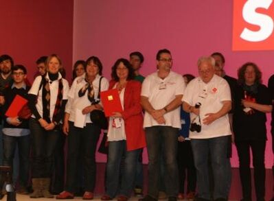 freuen sich über den Preis - gemeinsam mit den anderen Preisträgern auf der Bühne