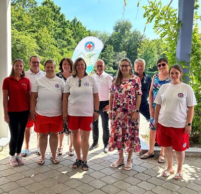 Wasserwacht und SPD-Kreistagsfraktion im Vilsbiburger Schwimmbad