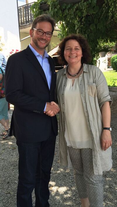 Ruth Müller, MdL, gratuliert dem wiedergewählten UB-Vorsitzenden Florian Pronold, MdB