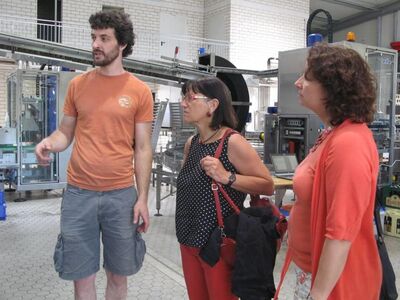 der Juniorchef Maximilian Krieger erläutert den beiden Abgeordneten die Öko-Brauerei