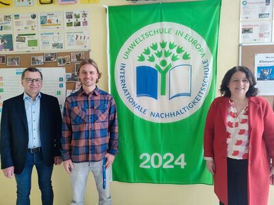 Schulleiter Hermann Schneider, Umweltbeauftragter Simon Bauer und Ruth Müller, MdL