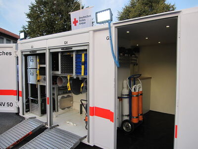 Im Abrollbehälter: Material für 40qm Zelte und bis zu 50 Verletzte, Strom- und Lichtversorgung