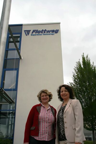 MdB Rita Hagl und MdL Ruth Müller nach dem Rundgang durch die Firma Flottweg