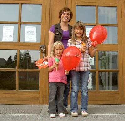 Marktgemeinderätin Eva Heim mit den beiden Gewinnerinnen Anja und Nina Straub