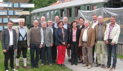 Veldens Bgm. Gerhard Babl (2. v. l.) präsentiert den gelungen gestalteten Ortseingang am Vilstalradweg