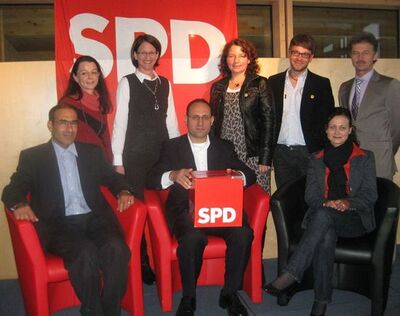 Dr. Hamdi Louati, MdEP Ismail Ertug und Cevrije Aker (sitzend von links) mit Mitgliedern der Diskussionsrunde 