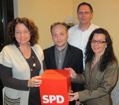 Die UB-Vorsitzenden Harald Unfried und Herbert Lohmeyer gratulieren Ruth Müller (links) und Anja König