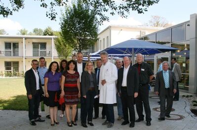 beeindruckt zeigten sich die SPD-Politiker vom Ambiente der Schlossklinik und Schloss-Reha in Niederhatzkofen