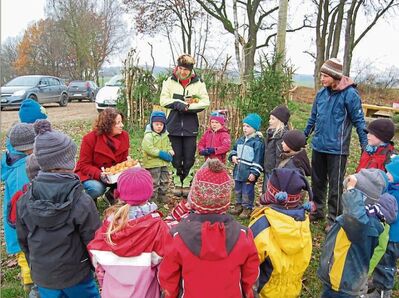 MdL Ruth Müller im Waldkindergarten. Leiterin Maria Michel, ihre Kollegin Melanie Keuch und die Kinder freuten sich
