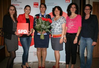 Einige SoFIA-Teilnehmerinnen aus dem Landkreis Landshut mit der Bürgermeister-Kandidatin Filiz Cetin