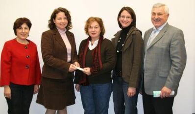 Franziska Gruber-Schmid, Ruth Müller, Angelika Hirsch, Kerstin Schanzer und Gerd Babl bei der Spendenübergabe