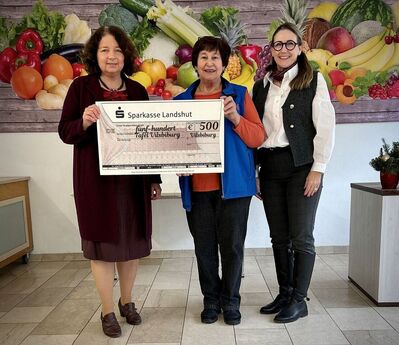 Übergabe der Spende an die Tafel Vilsbiburg – von links: Ruth Müller, Brigitta Grünewaldt und Sibylle Entwistle