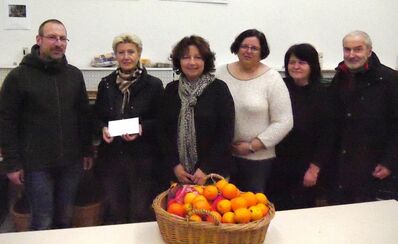 Spende an Gerti Weinzierl (2. V. l.) durch Thomas Niederreiter, Ruth Müller, Christine Erbinger, Angelika Wimmer