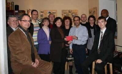 Freuen sich über die Spenden des SPD-Kreisverbands: Dr. Hamdi Louati (5. v. r.) und Annelies Huber (6. v. r.)