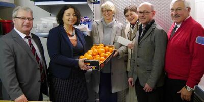 Hans Sarcher, Ruth Müller, MdL; Simone Kappeler (Leiterin „Tafel“), Christel Engelhard, Sebastian Hutzenthaler