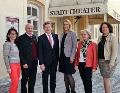 Unterstützung für das Landshuter Stadttheater von den Landtagsabgeordneten Georg Rosenthal (M.) und Ruth Müller (r.)