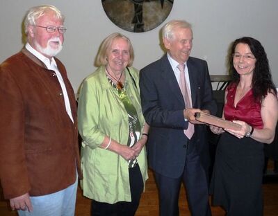 Auf dem Bild von links nach rechts: Horst und Ute Kubatschka, Reinhard von Loewenich, Anja König