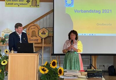 MdL Ruth Müller gratuliert Franz Vollmaier beim Verbandstag zur Wiederwahl