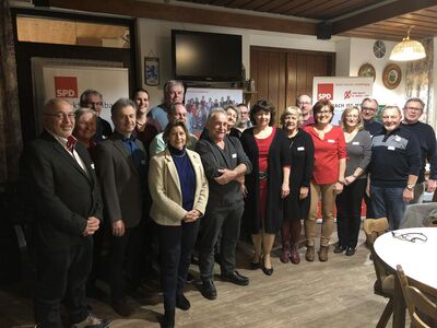 Kandidatinnen und Kandidaten der SPD-Liste Essenbach, mit Landratskandidatin MdL Ruth Müller