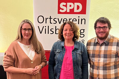 SPD Ortsvorsitzender Pascal Padua bedankte sich bei Ruth Müller und Sibylle Entwistle