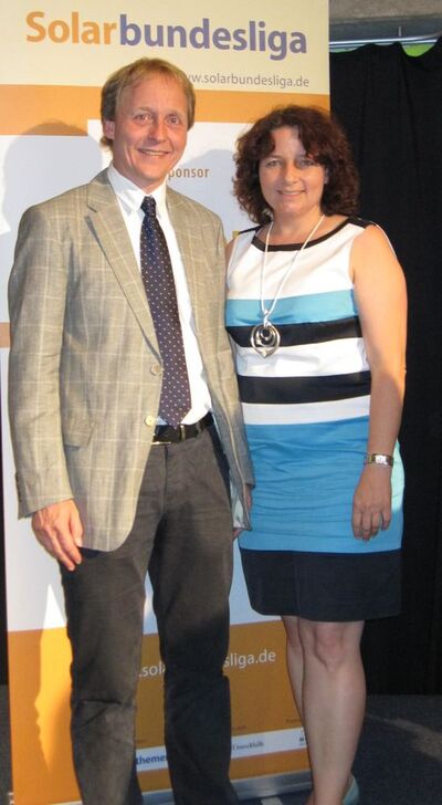 Andreas Witt von den "Solarthemen" und Ruth Müller bei der Meisterfeier