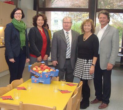v.l. Kindergartenleitung Andrea Soller, MdL Ruth Müller, Stadträte Hans Sarcher u. Theresa Bergwinkl, Bgm. Helmut Haider
