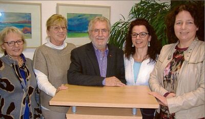 Arge-Vorsitzender Rolf Hauke mit v.l. Stadträtin Maria Hauke, Inge Lermer, Stadträtin Anja König, Ruth Müller MdL