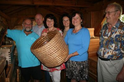 mit MdB Bärbel Kofler (2. v. r.) bei den Imkern im Vilstal