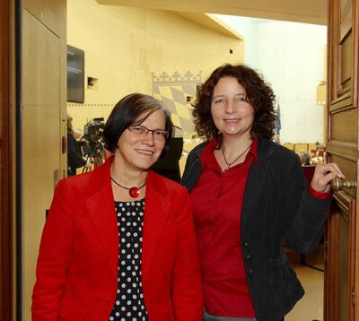 Stehen bereit für Fragen der Bürger: Johanna Werner-Muggendorfer und Ruth Müller